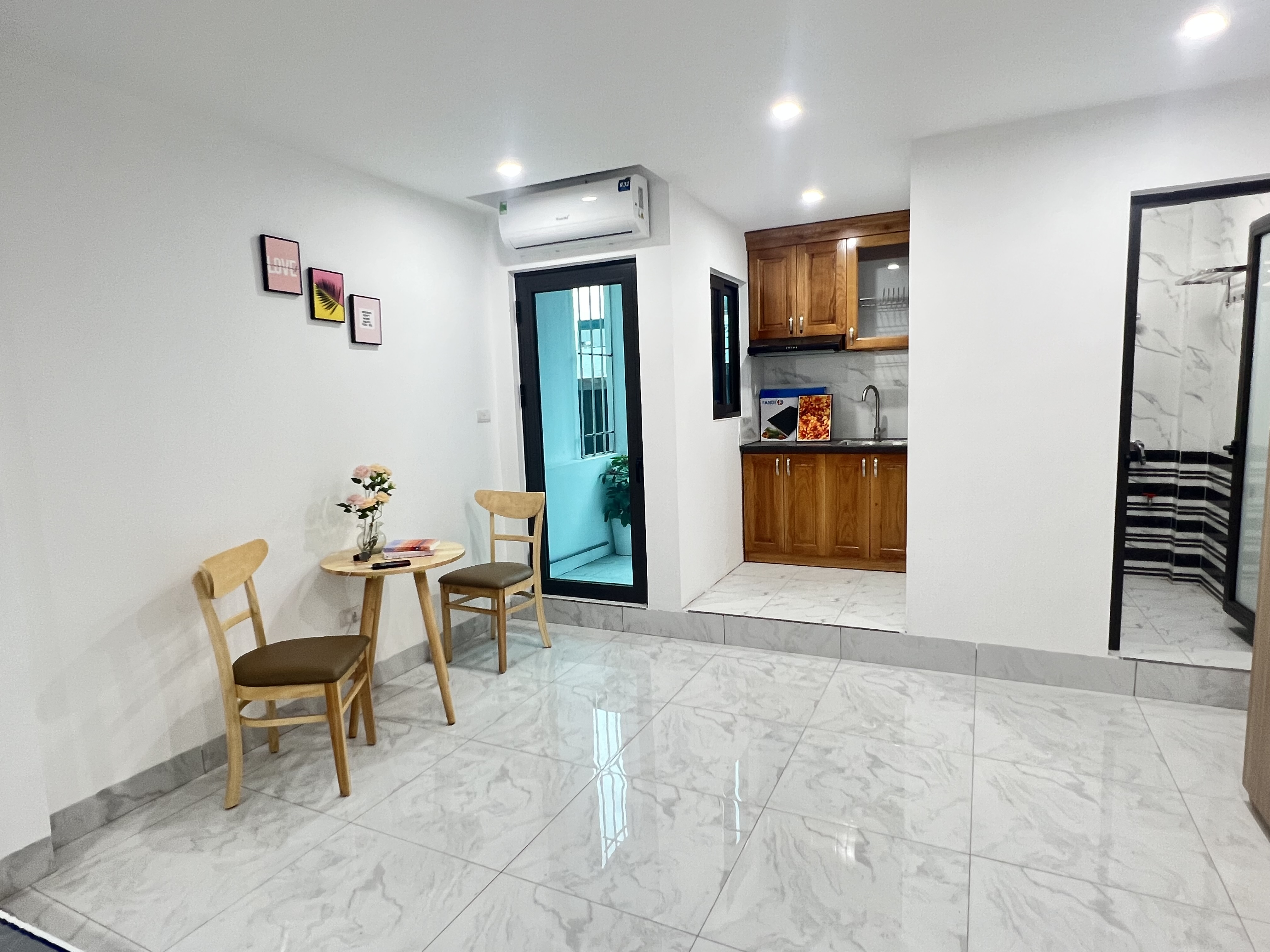 Studio Hoàng Ngân, ô tô đỗ cửa